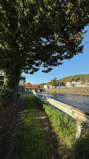 馬淵川沿いの遊歩道、秋の朝