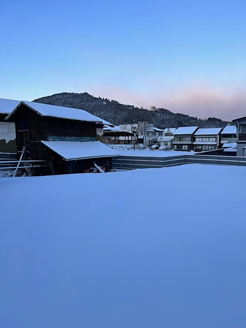 雪の日の馬淵川と橋