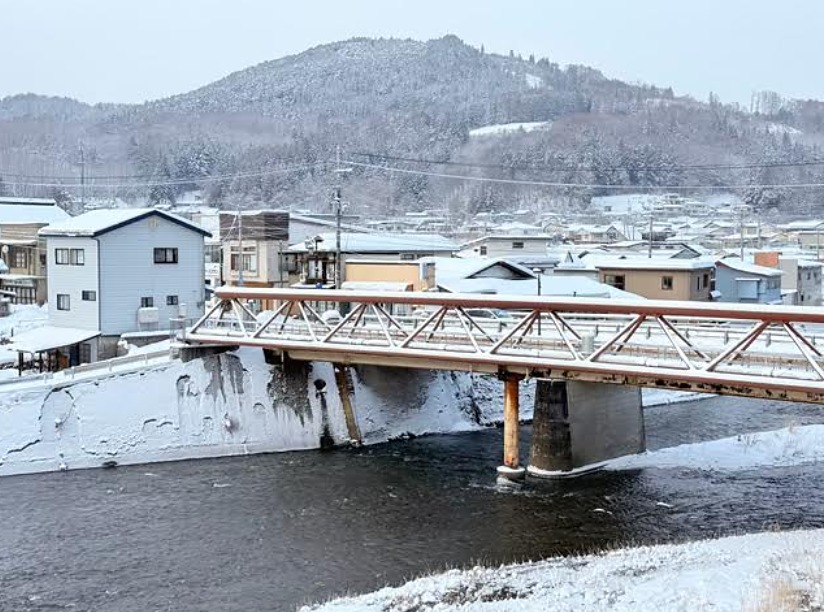 雪の鉄橋と一戸の町並み