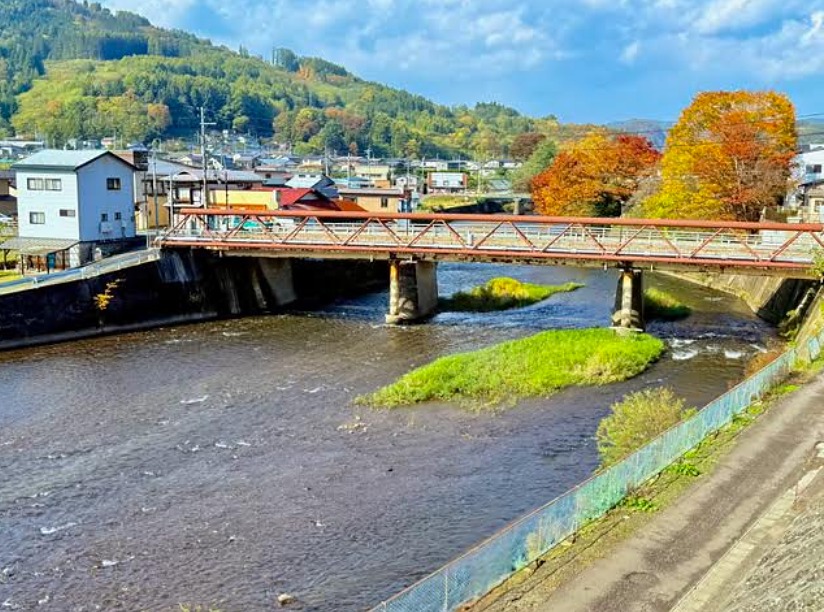 紅葉の馬淵川と鉄橋
