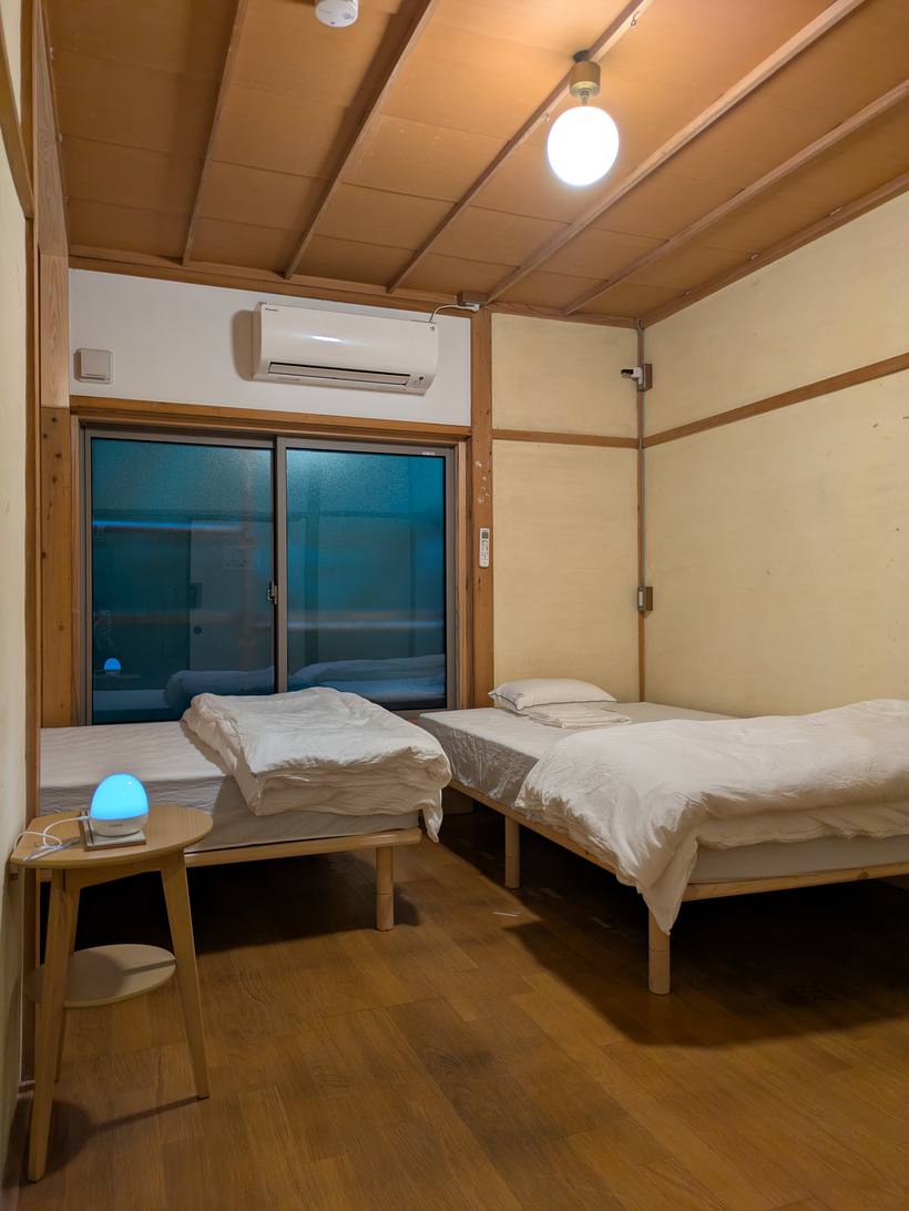 灯りのともる客室